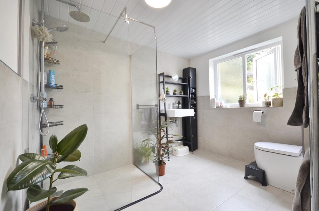 Lot: 53 - CHARACTER TERRACED TWO-BEDROOM COTTAGE - Shower room